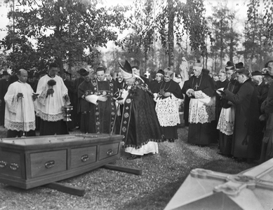 130000 Afbeelding van de begrafenis van aartsbisschop mgr. H. van de Wetering op de R.K. begraafplaats St. Barbara ...